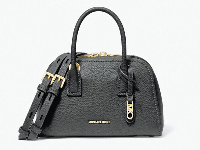 MICHAEL KORS ASHTON黑色小型肩背提包，1万2300元。（MICHAEL KORS提供）