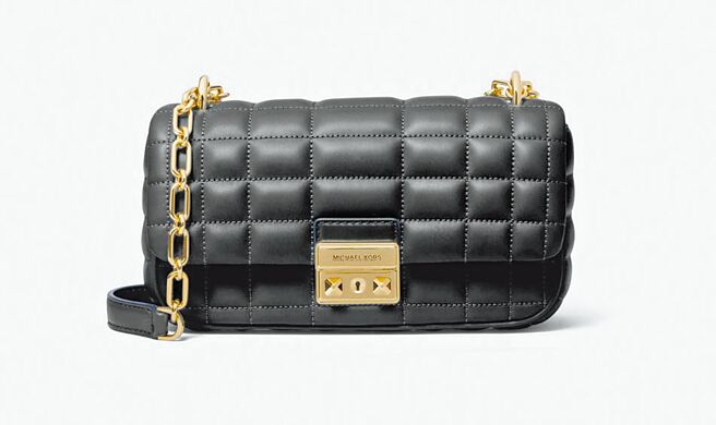 MICHAEL KORS TRIBECA黑色炼带肩背包，1万6800元。（MICHAEL KORS提供）