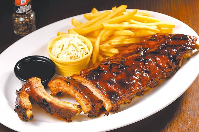 TGI FRIDAYS及德州鮮切牛排全力相挺Team Taiwan。（開展餐飲集團提供）