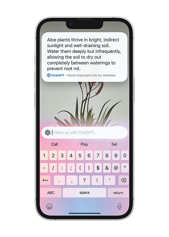 透過iPhone 16e上的「動作」按鈕可解鎖全新的視覺智慧體驗，透過Google搜尋查看何處能購買特定品項，或運用ChatGPT的能力解決問題。（Apple提供）