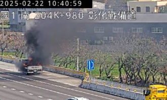 國1北向彰化戰備道火燒車！小貨車起火黑煙狂竄 回堵1k