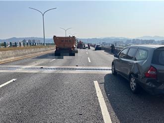 台74線5車連環撞釀2傷 占用車道一度造成回堵