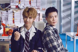 萧秉治当二厨切菜吓坏鼓鼓  Toro也献出直播第一次