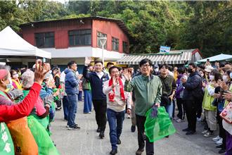 高市府推動2050淨零排放 陳其邁帶隊淨山號召市民同行