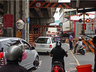 跟車太緊受困平交道 罰3.4萬還扣照