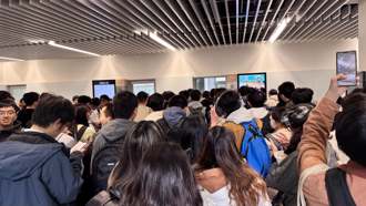 台大生擠爆走道搶上1堂課 超狂人潮曝「以為明星來」