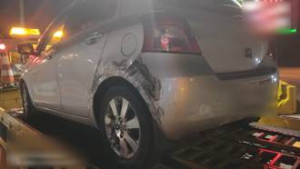 小客車深夜國道拋錨停中線 遭大貨車擦撞幸無傷亡