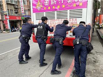 桃園龜山公車拋錨 警民通力合作排除阻礙