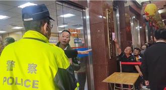 在野派提早2天排队疑遭插队　屏东慈凤宫董监事登记爆衝突