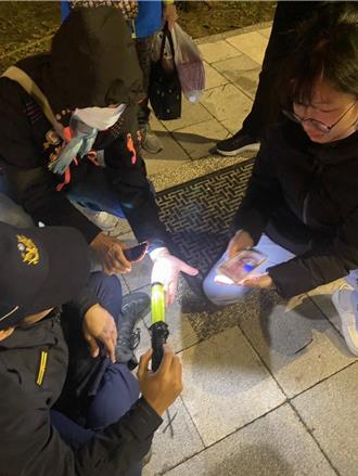 桃園燈會老婦跌倒斷牙 警找20分鐘尋回