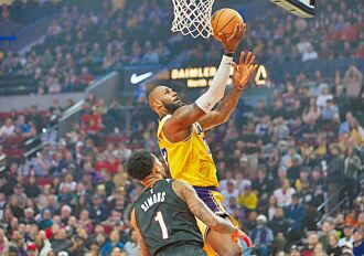 NBA》詹皇背靠背亲征 40岁照砍40分