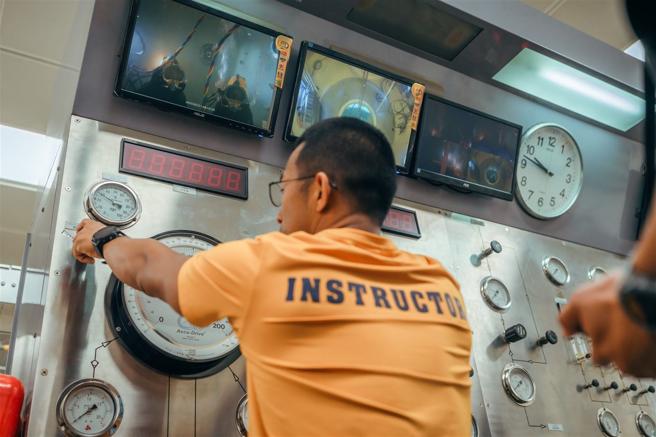 海軍水下作業大隊115期水械專長班昨日進行「水中空氣減壓訓練」，學員在潛水訓練艙內，模擬下潛深度至190呎，並於加壓過程中，必須完成手勢回應及問答，十分考驗學員水下作業適應能力，極具挑戰。（記者陳怡璿攝）