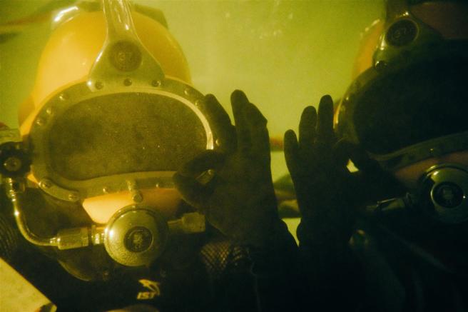 海軍水下作業大隊115期水械專長班昨日進行「水中空氣減壓訓練」，學員在潛水訓練艙內，模擬下潛深度至190呎，並於加壓過程中，必須完成手勢回應及問答，十分考驗學員水下作業適應能力，極具挑戰。（記者陳怡璿攝）