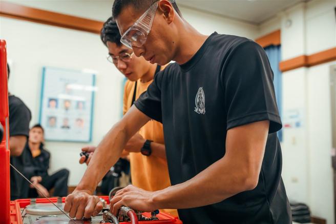 控制手緊盯水面供氣設備深度表，適時回報下潛深度，並依指定深度伺機針對臍管壓力進行增、減壓動作。（記者陳怡璿攝）