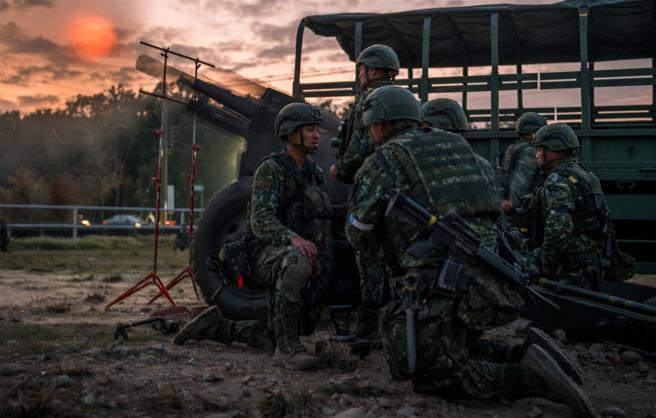  官兵通力合作完成105榴炮实弹射击，展现连日训练成果。（记者陈怡璇摄）