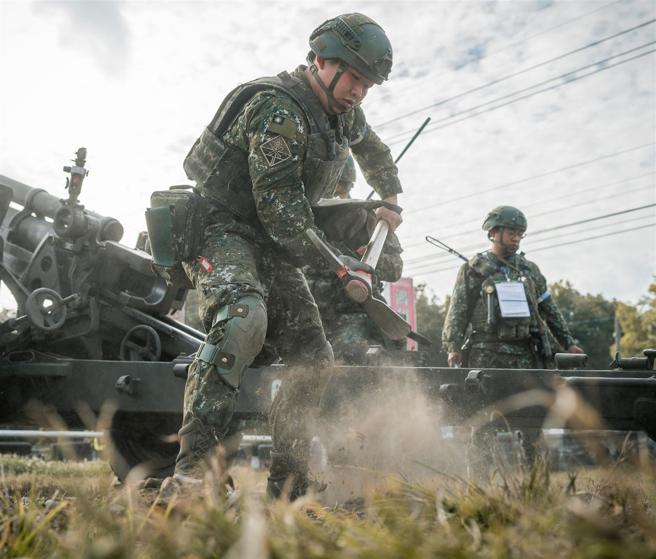 官兵奋力挖掘驻锄，于时限内完成炮尾设施构工作业。（记者陈怡璇摄）