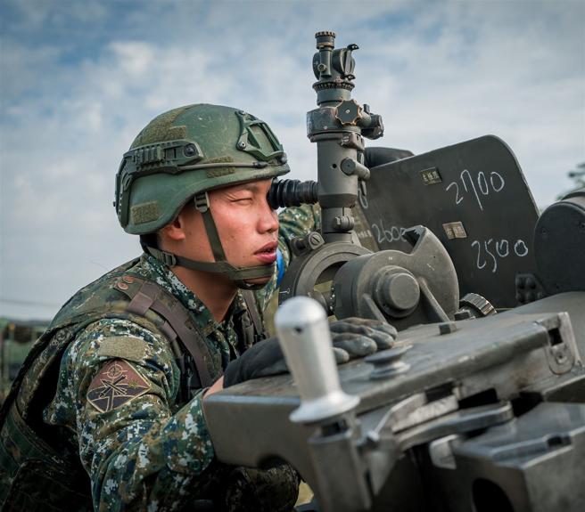 官兵实施方向诸元装订，确保射击任务遂行。（记者陈怡璇摄）