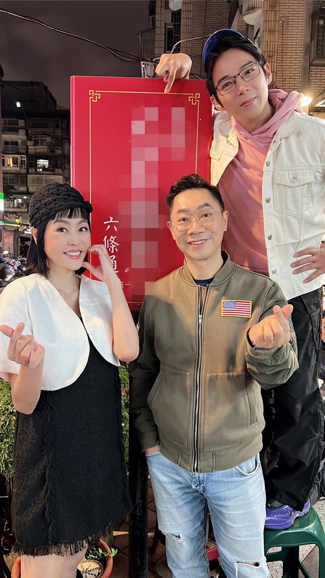 唐玲拍短劇，這時還沒注意到包包被偷了。（唐玲提供）