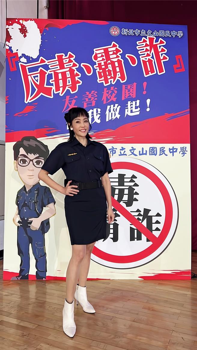 唐玲之前出席公益活動，穿上警察制服。（唐玲提供）