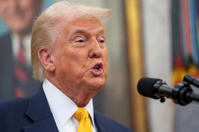 美国总统川普2月21日在白宫椭圆形办公室发表谈话的神情。（路透）