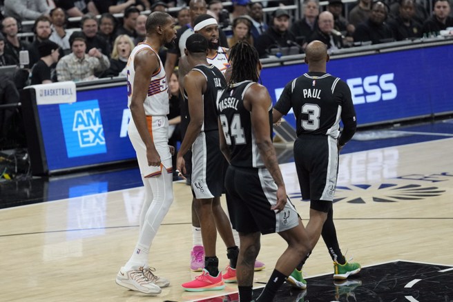 杜蘭特(左)當時在場上跟保羅隔空互嗆。(路透資料照)