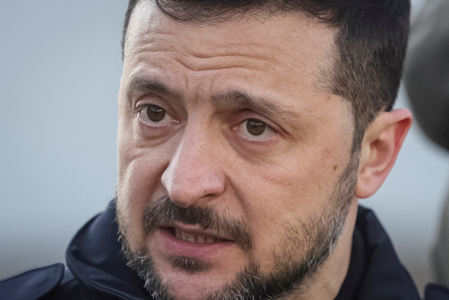 烏克蘭總統澤倫斯基（見圖）拒絕美國的稀土重要礦物協議後，如今面臨華府以切斷「星鏈」（Starlink）衛星網路系統施壓。（路透）