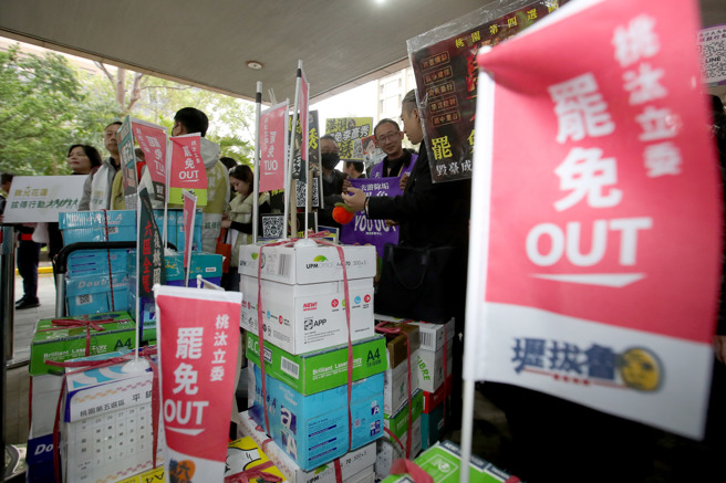 图为罢免团体赴中选会递交罢免选区立委提议连署书。（资料照／黄世麒摄）