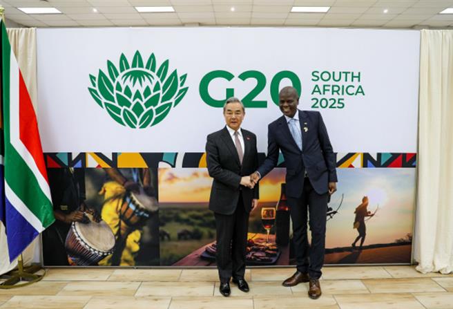 王毅展望二十国集团合作目标团结平等可持续。图为王毅出席二十国集团外长会后会见南非外长拉莫拉。（大陆外交部）