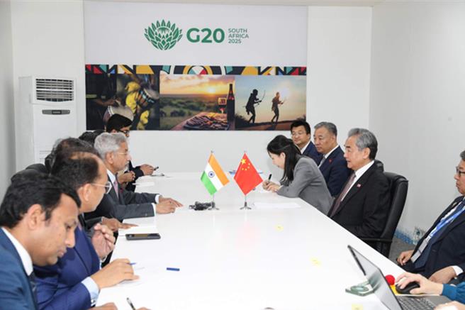 大陸外長王毅當地時間21日在南非約翰尼斯堡會見印度外長蘇杰生。（大陸外交部網站）