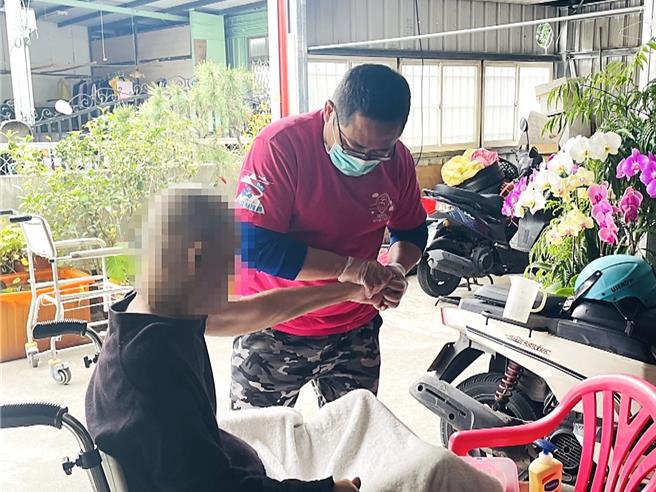 陈俊茂退伍后转任照顾服务员，用耐心、细心与爱心陪伴长者，协助日常起居。（台东县荣民服务处提供／萧嘉蕙台东传真）