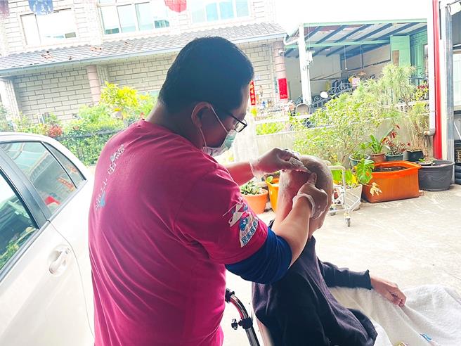 陈俊茂不仅细心照顾长者身体健康，更用温暖的陪伴关心长者的心理需求，让长者感受到被尊重与重视。（台东县荣民服务处提供／萧嘉蕙台东传真）