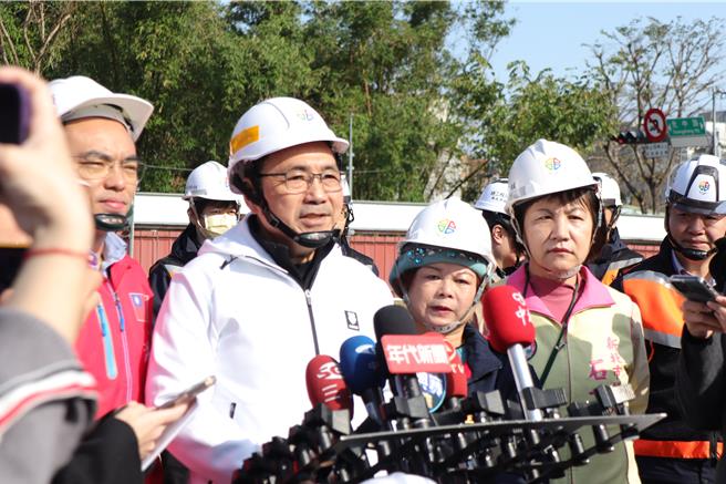 新北市长侯友宜针对台中市长卢秀燕考虑参选党主席一事做出回应。（吕健豪摄）