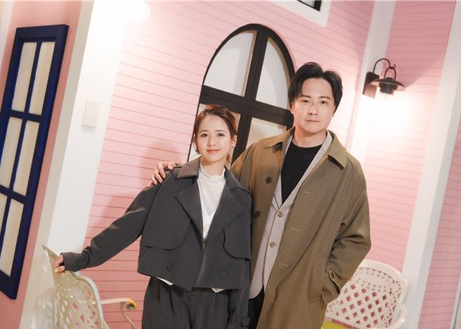 臧芮萱和YouTuber「全民試車手」廖怡塵合體出席春酒。（汗土娛樂提供）