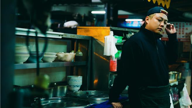 欧吉虎将于21日发行单曲〈酒浇地板〉。（混血儿娱乐提供）