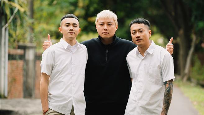 欧吉虎将于21日发行单曲〈酒浇地板〉。左起政贤、欧吉虎、五木。（混血儿娱乐提供）