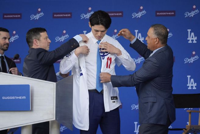 道奇投手佐佐木朗希披上新球衣。（美联社资料照）