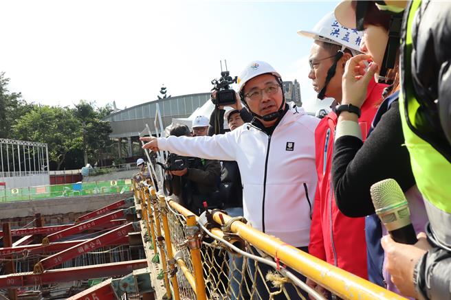 新北市長侯友宜今日前往板橋第二國民運動中心視察工程進度。（呂健豪攝）