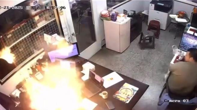 29岁谢姓女子21日下午在桃园芦竹上班时，行动电源突然起火，她衣服、睫毛、头髮都被烧掉，左半边脸也红肿。桃园市消防局获报赶往救援，发现脸部有1度9％烧烫伤。谢女说，行动电源买约半年，没想到会发生在自己身上。（翻摄照片）