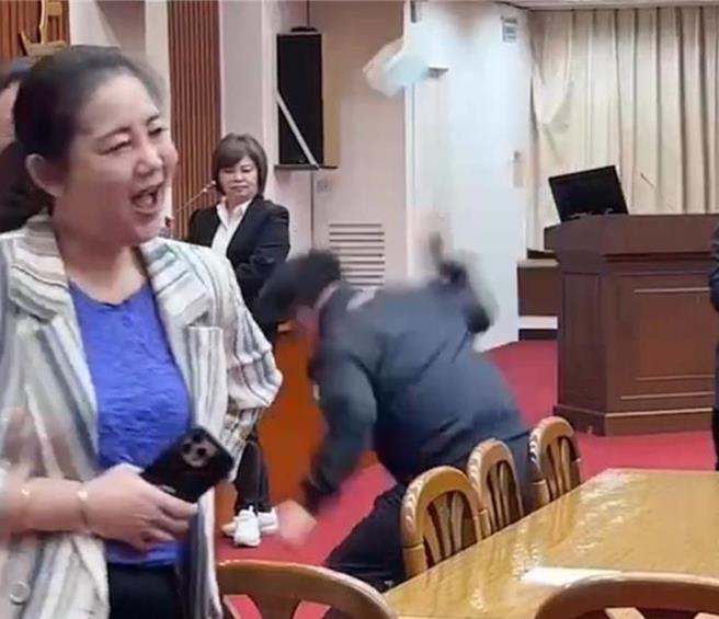 立法院財政委員會去年11月4日審查財劃法部分條文修正草案朝野立委爆發激烈口角及肢體衝突，民進黨立委吳秉叡（後方舉手者）更是強搶桌上型麥克風並摔毀，還不小心誤傷同黨立委吳思瑤（左一）。（立委陳玉珍提供／陳薏云台北傳真）