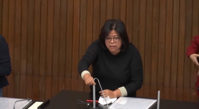 圖為2024年12月民進黨立委占領主席台杯葛議事，立委王美惠試圖拔走主席台麥克風。（截自中時新聞網直播）