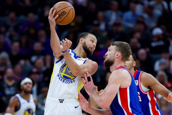 面对沙波尼斯压迫防守，柯瑞连忙背后传球给队友。(路透)