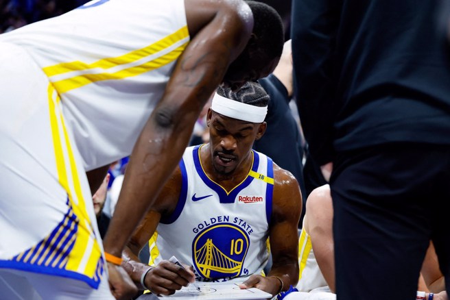 吉米巴特勒在暂停期间画战术板给卓雷蒙格林看。(路透)