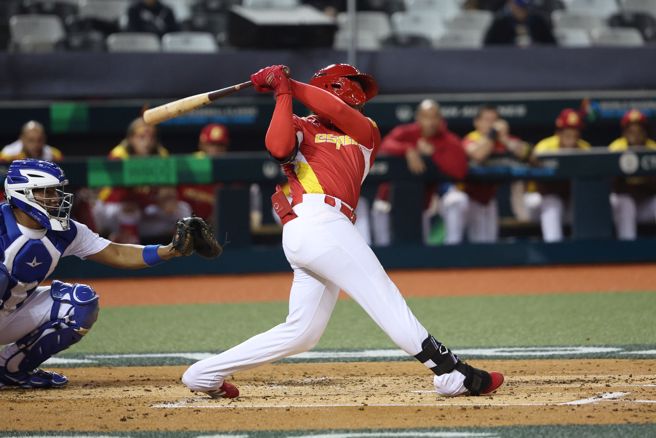 西班牙柯曼列茲在3局上揮出追平陽春炮。（杜宜諳攝）