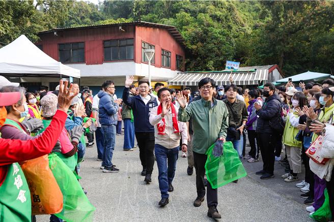 高雄市政府积极推动2050净零排放目标，市长陈其迈今（22）日前往大社观音山，参与「清净观音山齐步行，环保净山 Let's Go！」活动，与市民携手维护环境，共创永续宜居城市，立法委员许智杰、邱议莹、赖瑞隆等人也到场响应。（高雄市府新闻局提供／林雅惠高雄传真）