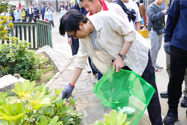 高雄市政府积极推动2050净零排放目标，市长陈其迈今（22）日前往大社观音山，参与「清净观音山齐步行，环保净山 Let's Go！」活动，与市民携手维护环境，共创永续宜居城市。（高雄市府新闻局提供／林雅惠高雄传真）