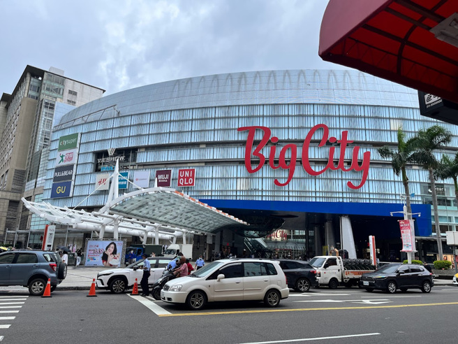 网友分享某学校毕旅行程，下午2点抵达新竹远东巨城购物中心，下午4点就要到台北101，在网路上引发热议。（翻摄Google Maps）