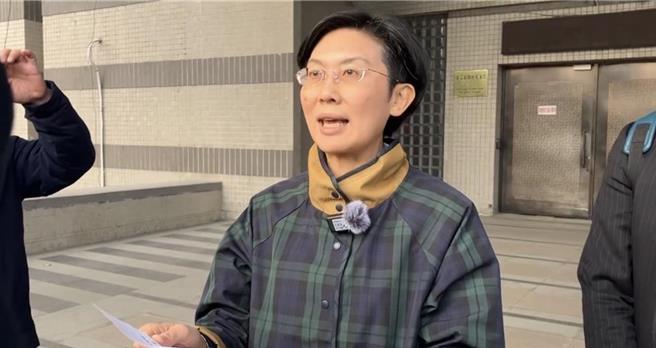 绿委林岱桦昨获交保后发表声明。（读者提供／洪靖宜高雄传真）