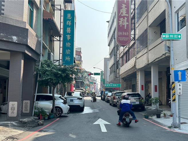 屏东市公所正着手办理「屏东市中正国小校园周边通学步道结合交通寧静区环境改善工程」设计规画，但有逾9成居民连署反对。（谢佳潾摄）
