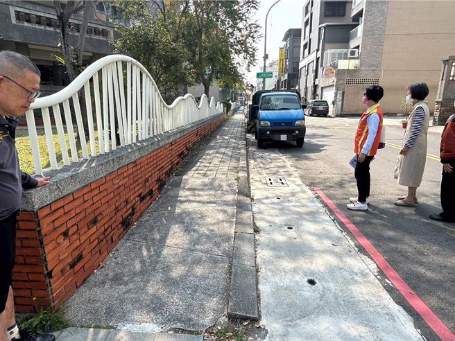 屏东市公所正着手办理「屏东市中正国小校园周边通学步道结合交通寧静区环境改善工程」设计规画，但有逾9成居民连署反对。（谢佳潾摄）