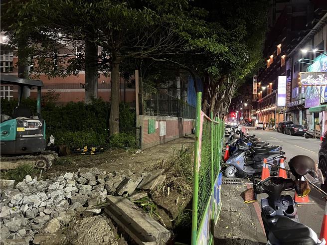 民进党新竹市议员曾资程近日接获陈情，指工程临时设置的人行便道停满了汽、机车，质疑根本是行人地狱陷阱。（曾资程提供／王惠慧新竹传真）